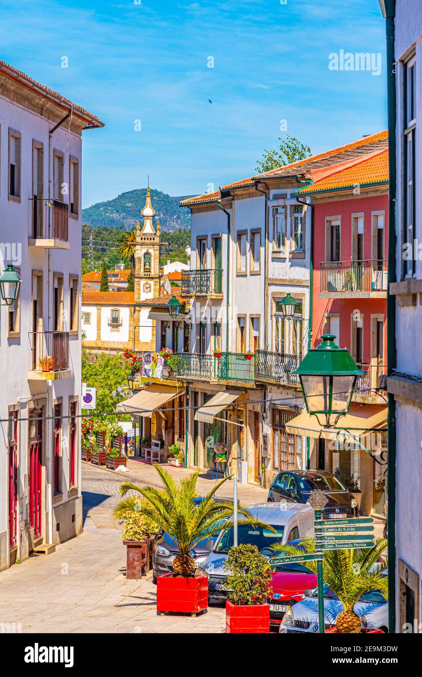 PONTE DE Lima, PORTOGALLO, 24 MAGGIO 2019: Vista di una strada pedonale nel centro di Ponte de Lima in Portogallo Foto Stock
