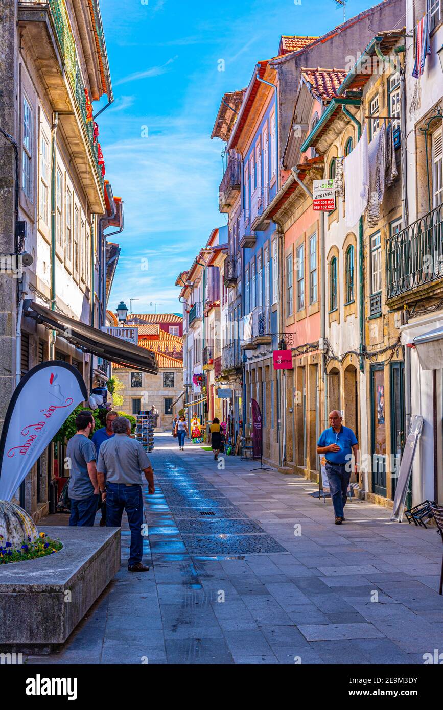 PONTE DE Lima, PORTOGALLO, 24 MAGGIO 2019: Vista di una strada pedonale nel centro di Ponte de Lima in Portogallo Foto Stock
