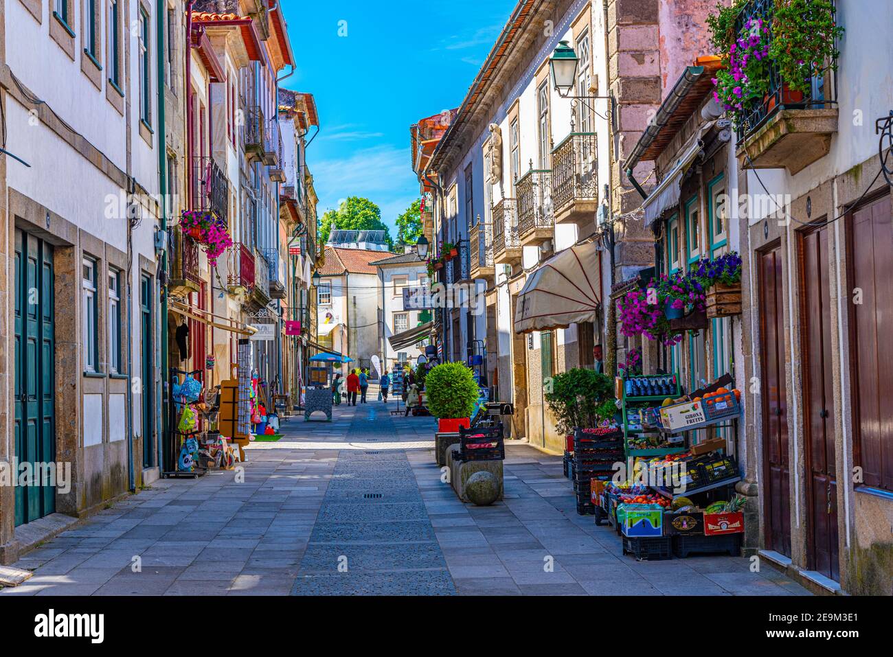 PONTE DE Lima, PORTOGALLO, 24 MAGGIO 2019: Vista di una strada pedonale nel centro di Ponte de Lima in Portogallo Foto Stock