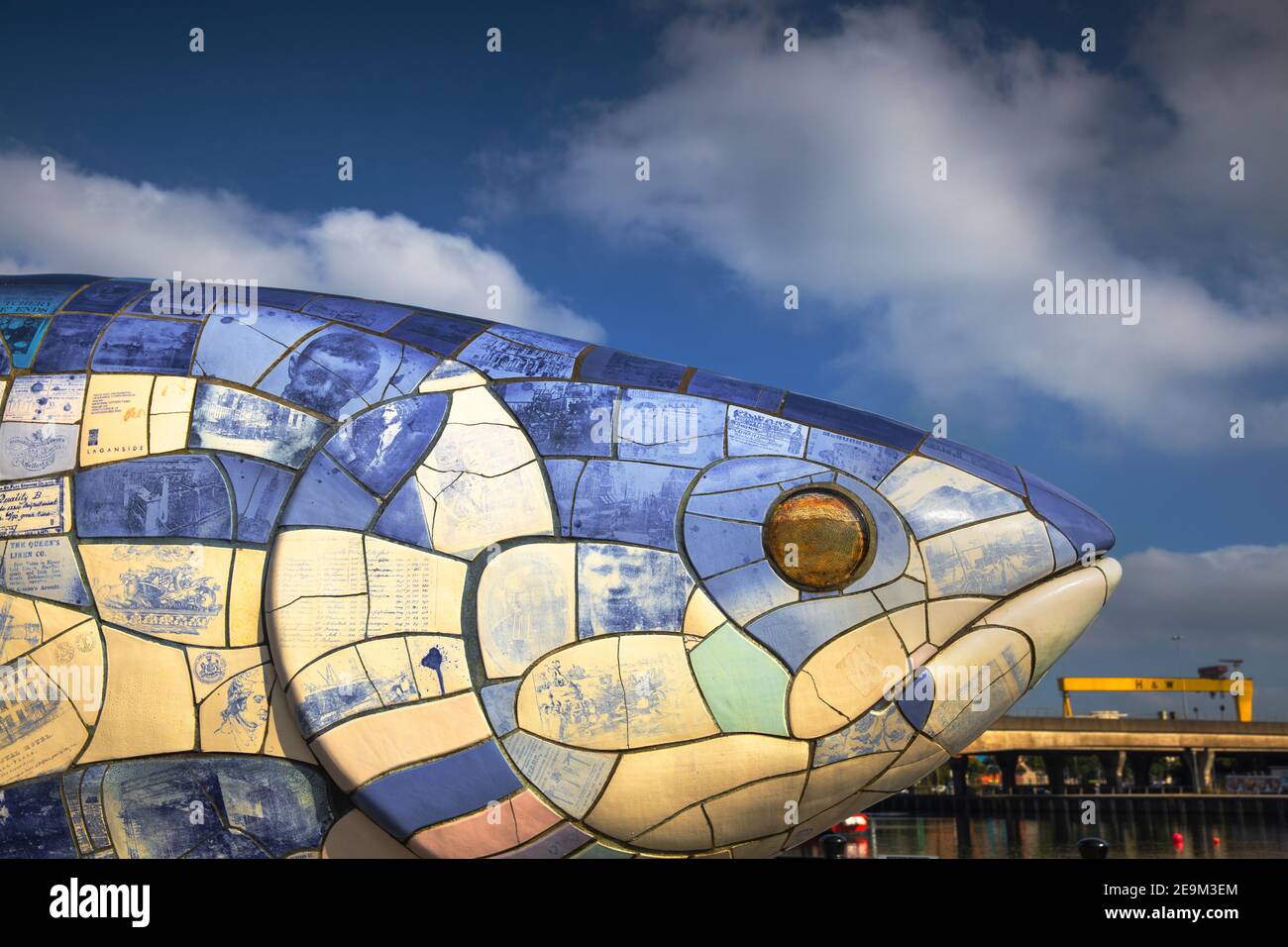 Regno Unito, Irlanda del Nord, Belfast, la scultura del Big Fish - le piastrelle in ceramica raccontano ciascuna una storia di Belfast Foto Stock