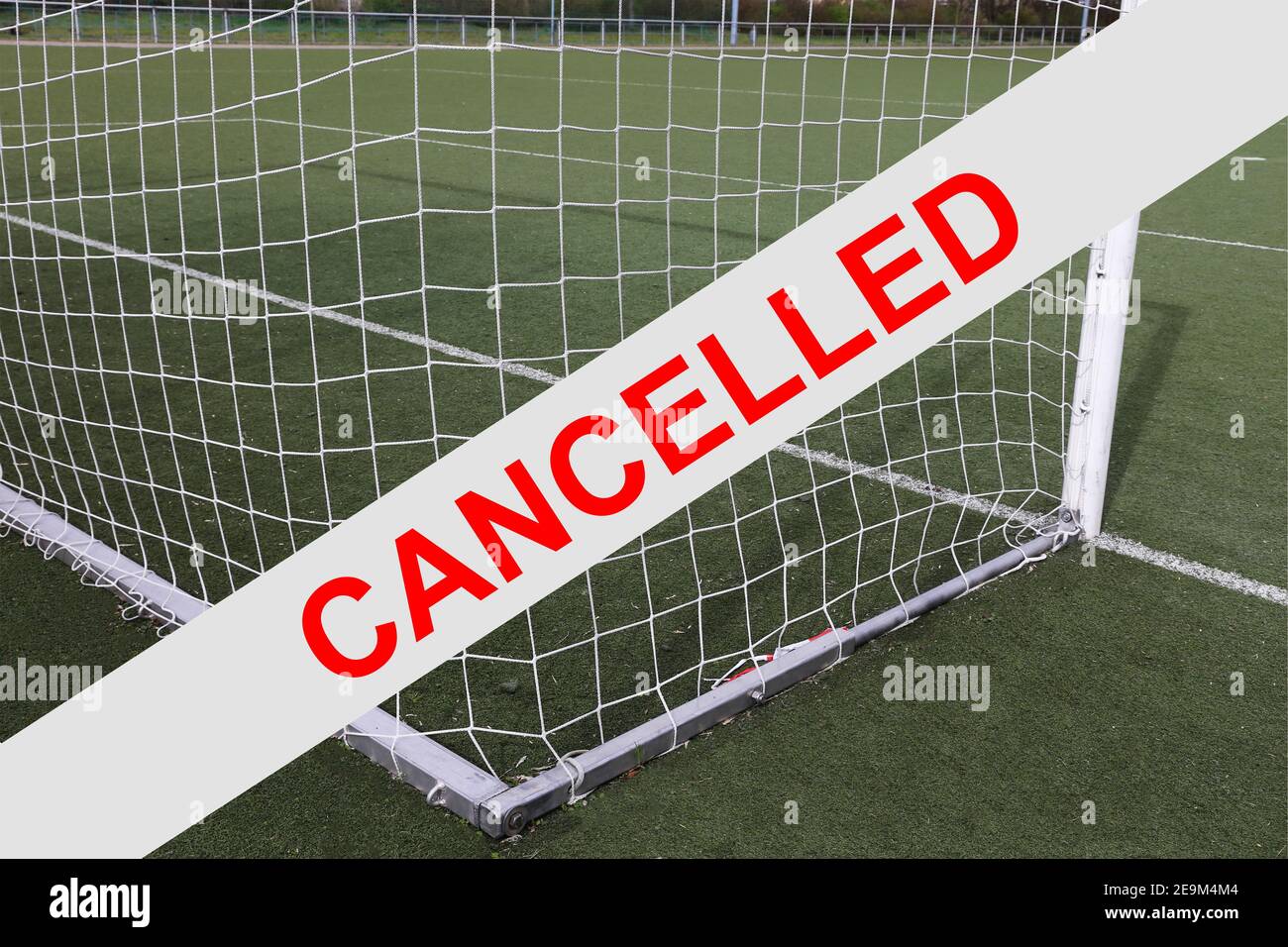 Immagine simbolo: Nota "annullata" con un campo di calcio orfano sullo sfondo Foto Stock