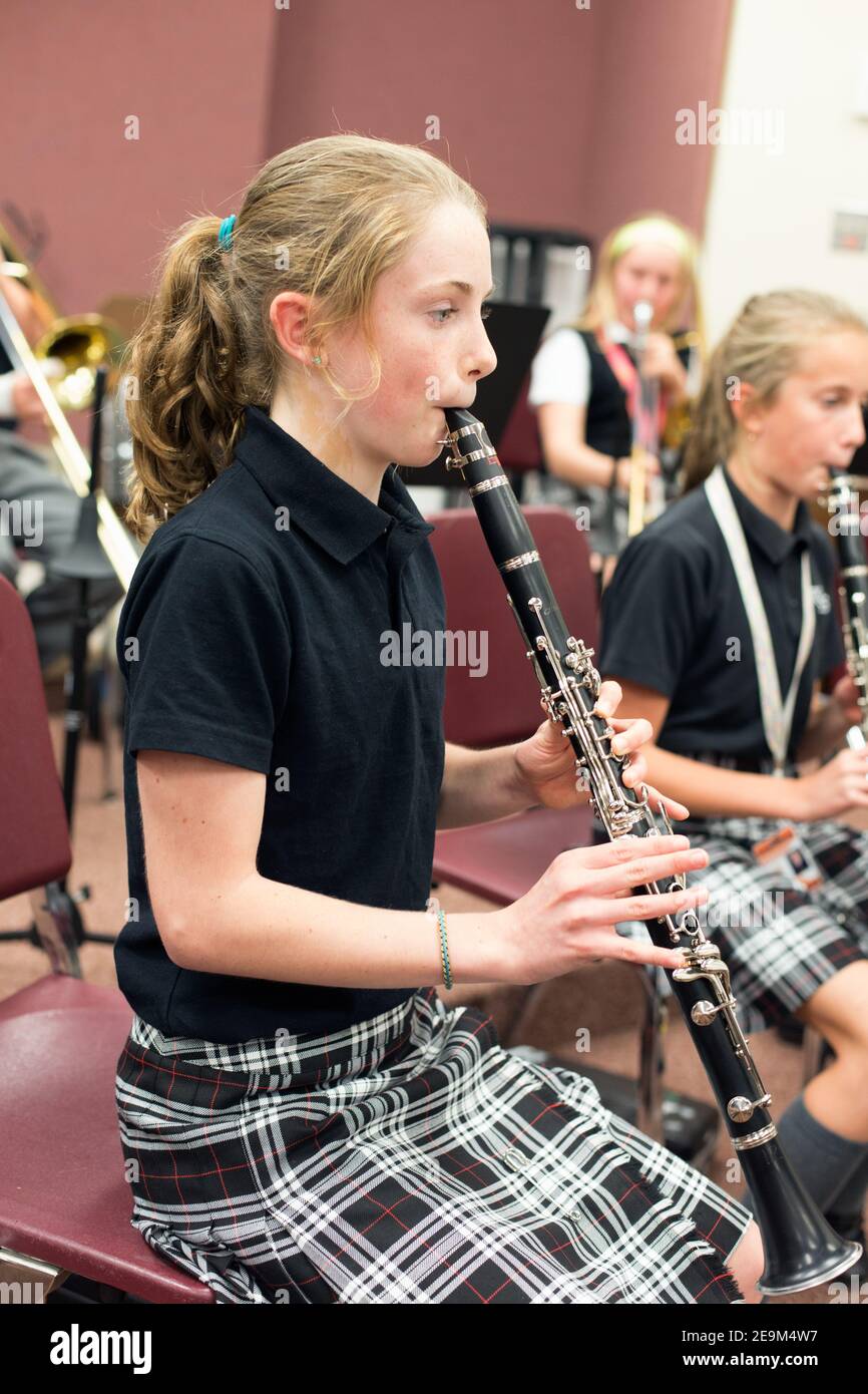 giovane studentessa che pratica clarinetto in classe musicale. Foto Stock