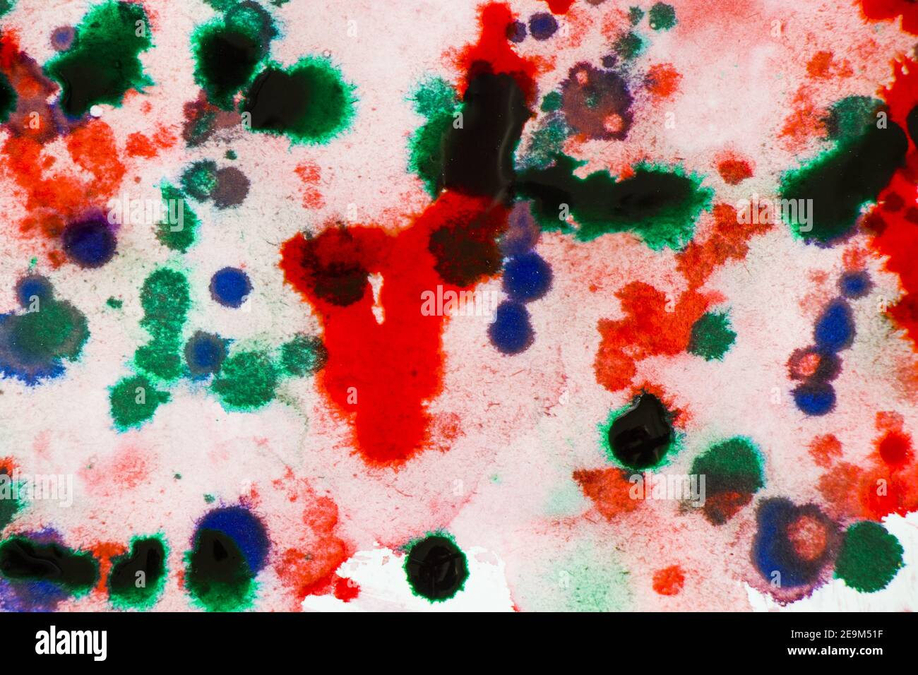 Gocce sulla carta, inchiostro rosso, verde e blu spruzzi sfondo, pittura e disegno Foto Stock