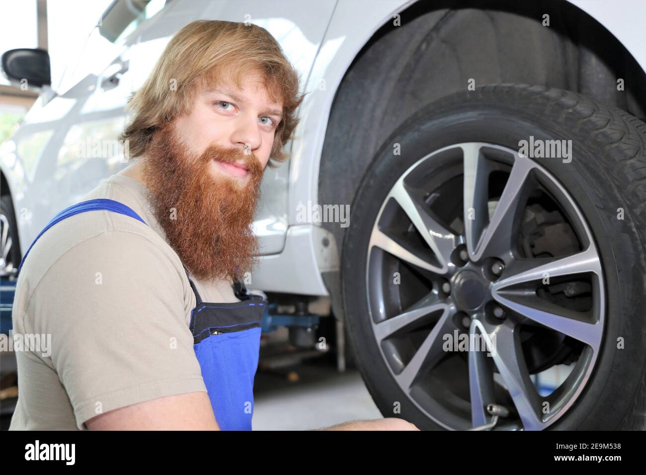 Immagine simbolo: Servizio pneumatici in garage (modello rilasciato) Foto Stock