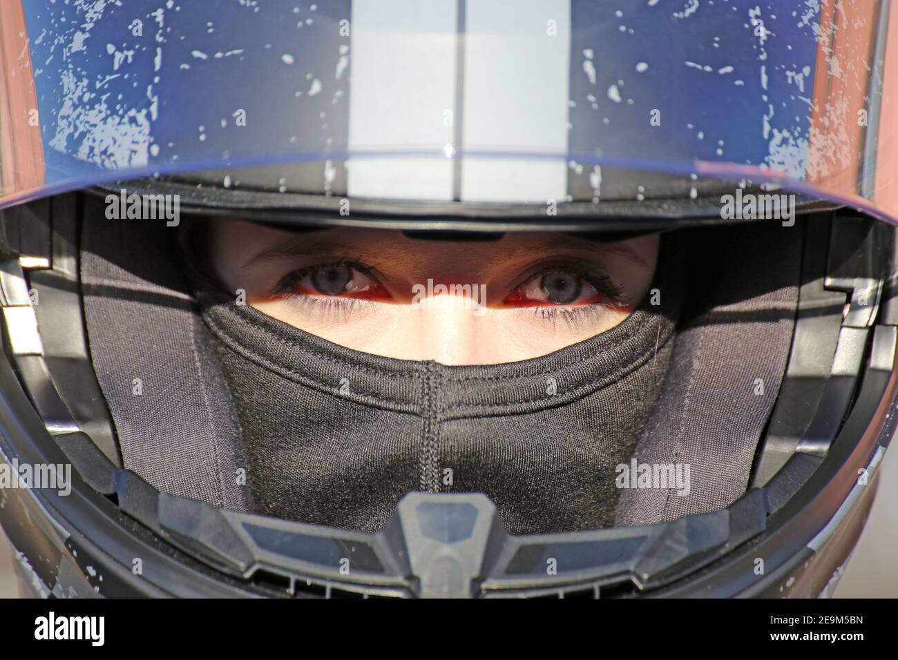 Immagine simbolo: Il pilota di auto da corsa femminile indossa casco e  balaclava (modello rilasciato Foto stock - Alamy
