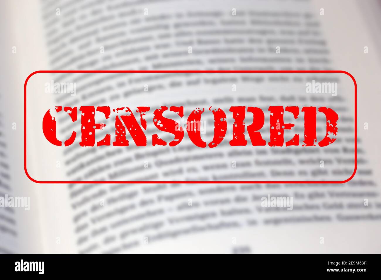 Immagine simbolo del dibattito sul cosiddetto 'Cancel Culture' con un libro aperto e un grande francobollo rosso Foto Stock