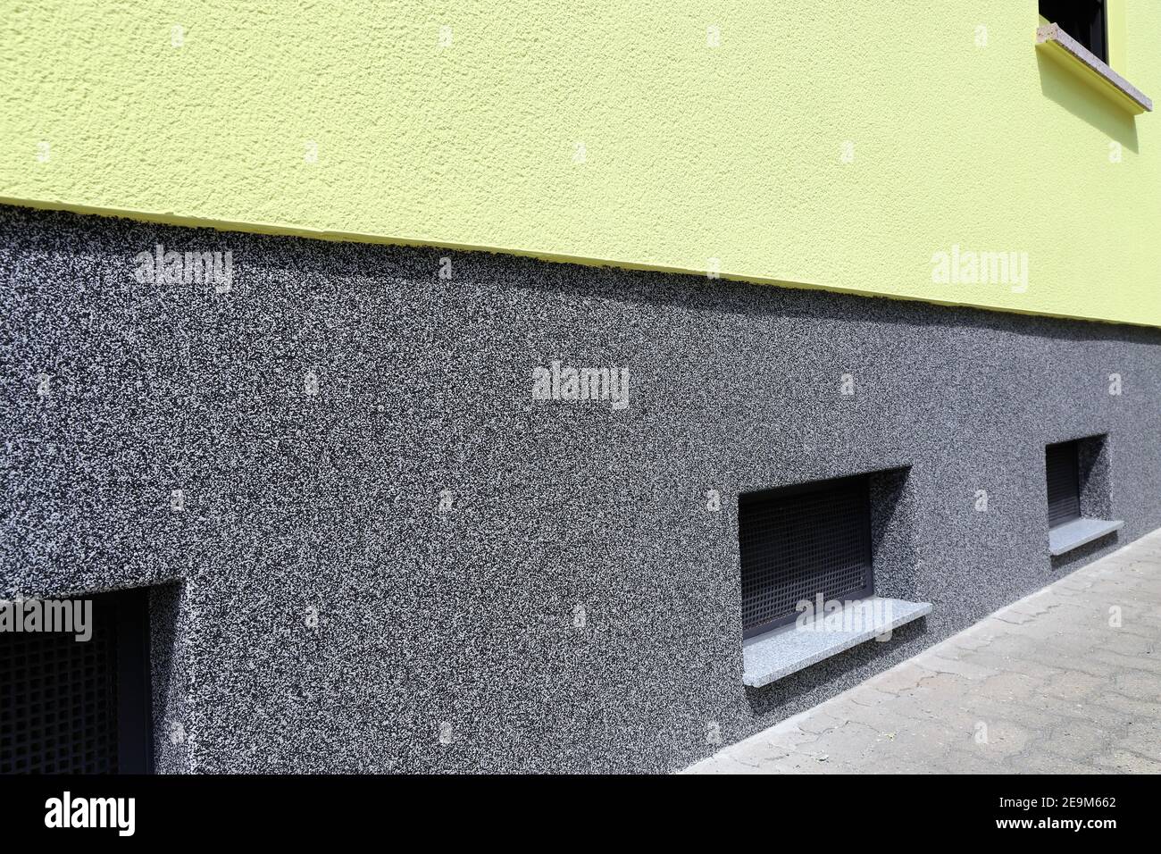 Nuova facciata casa con zoccolo di intonaco colorato in pietra Foto stock -  Alamy