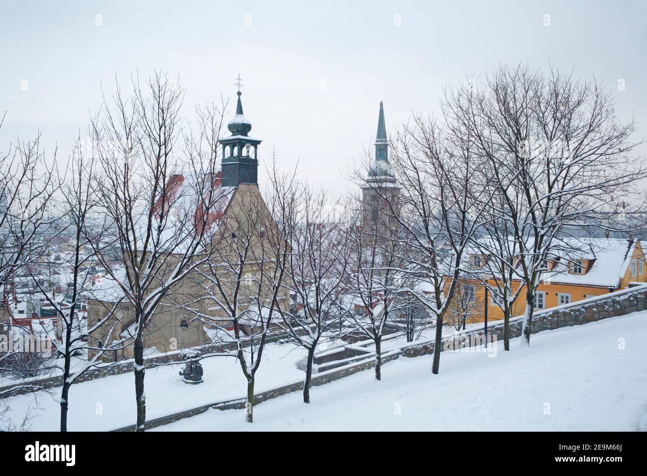 Bratislava - Chiesa di San Nicola e Cattedrale nella nevicata. Foto Stock
