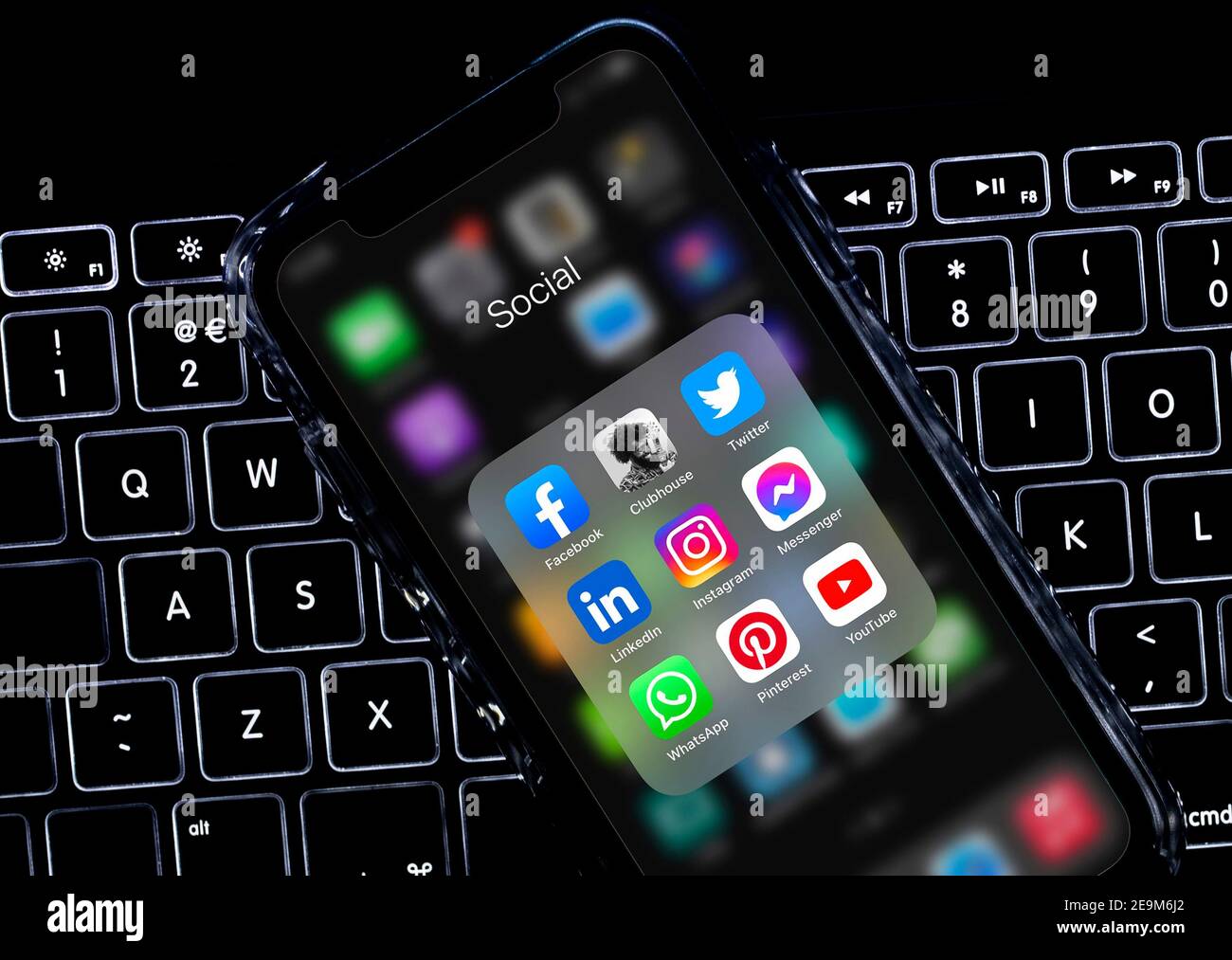Selezione di app di social media visualizzate su un telefono cellulare, tra cui Facebook, Clubhouse, Twitter, LinkedIn, Instagram, Messenger, WhatsApp, Pintres Foto Stock