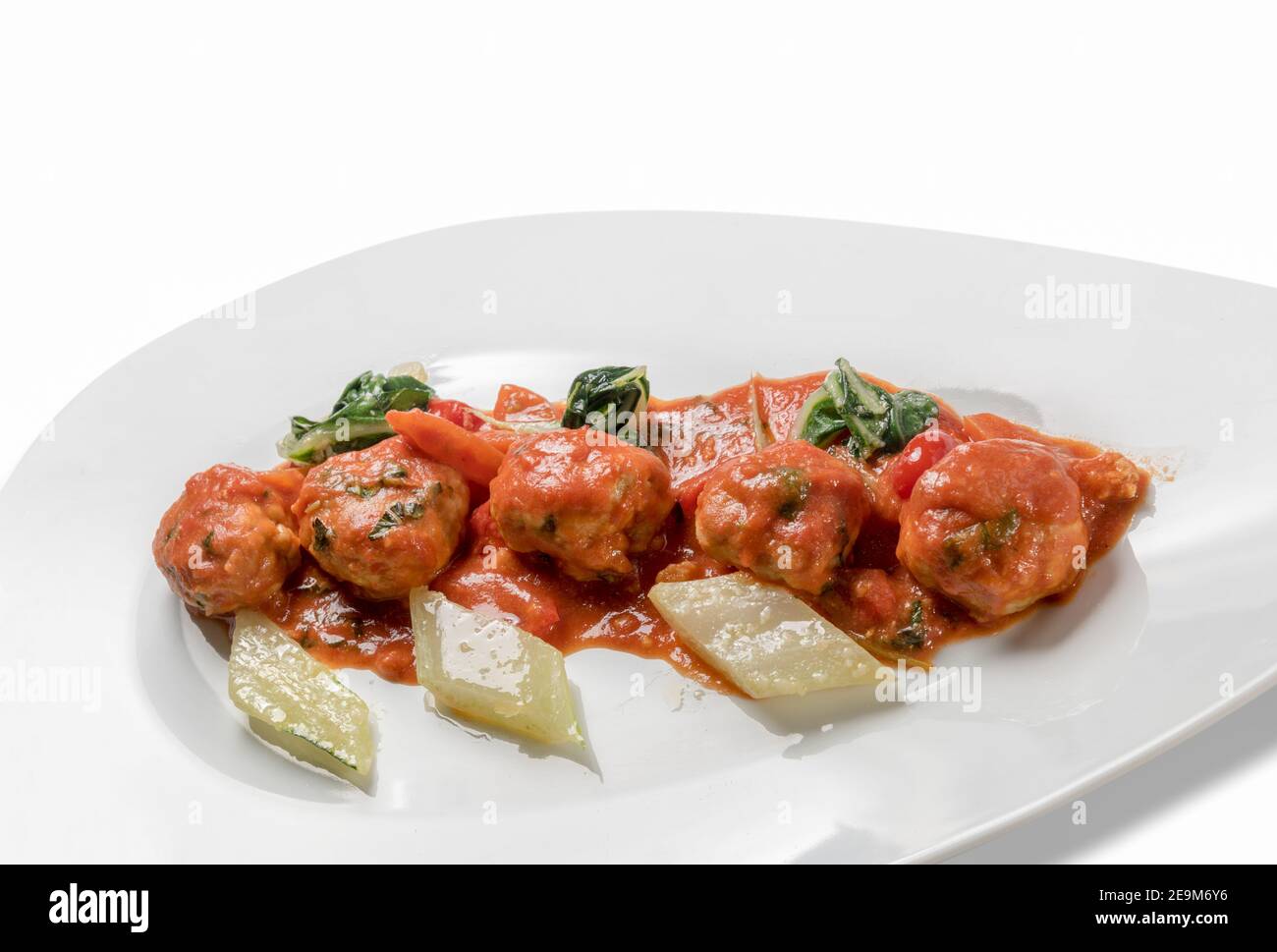 Polpette al Sugo, polpette di manzo con salsa di pomodoro e verdure in piatto bianco isolato su bianco Foto Stock