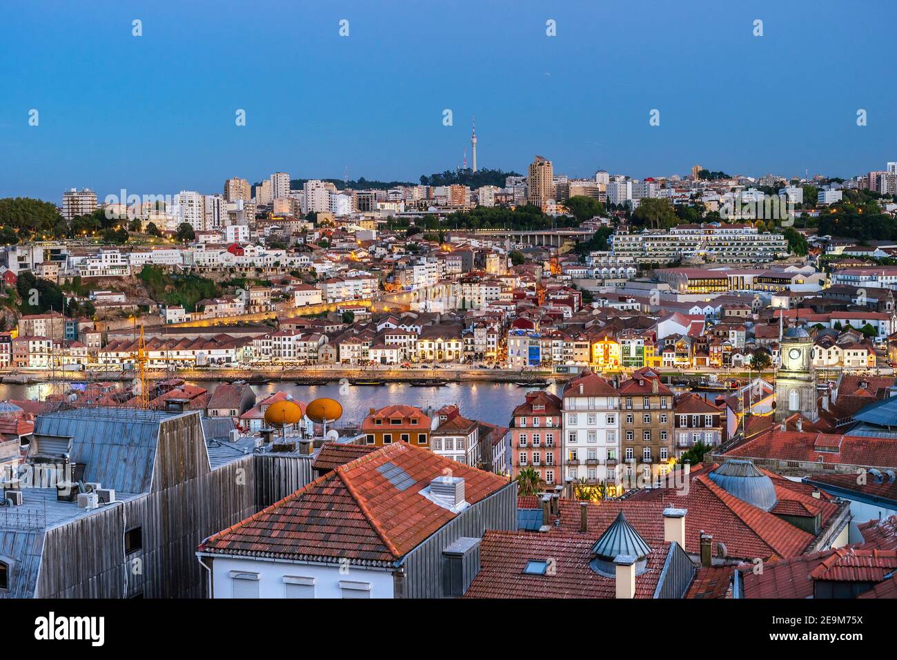 Paesaggio urbano della bella Porto e Vila Nova de Gaia alla sera, Portogallo Foto Stock
