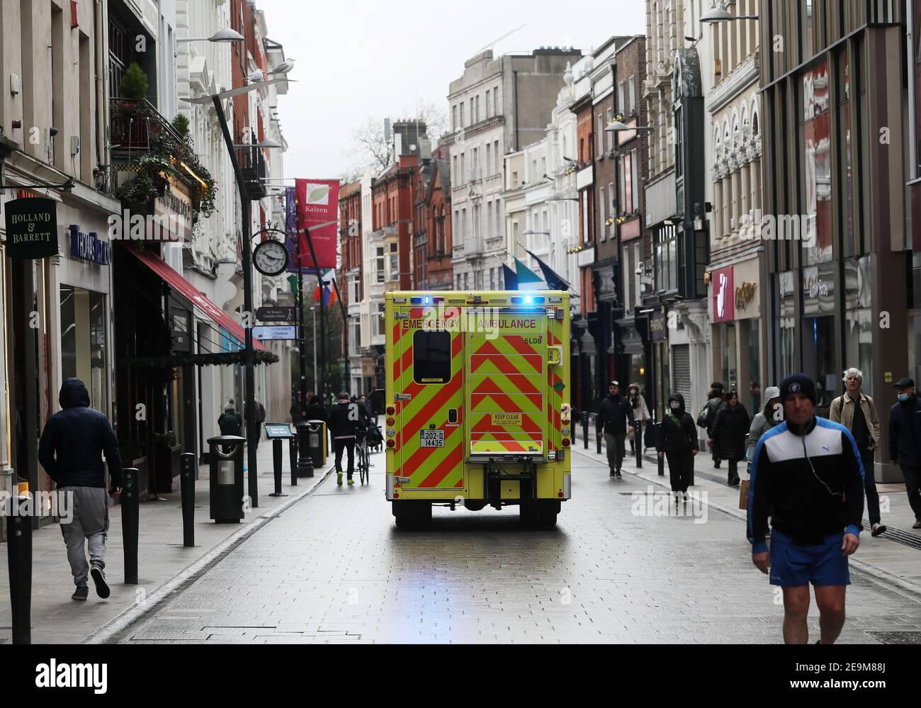 Un'ambulanza conduce lungo Grafton Street nel centro di Dublino, mentre rimane in posizione un blocco a livello nazionale. L'ultima settimana di gennaio ha visto 317 morti legate al Covid-19, più del 10% di tutti i decessi fino a quel momento. I nuovi dati dell'Ufficio centrale di statistica (CSO) mostrano che più di 250 persone sono morte del virus ogni settimana nelle tre settimane fino al gennaio 29. Data immagine: Venerdì 5 febbraio 2021. Foto Stock