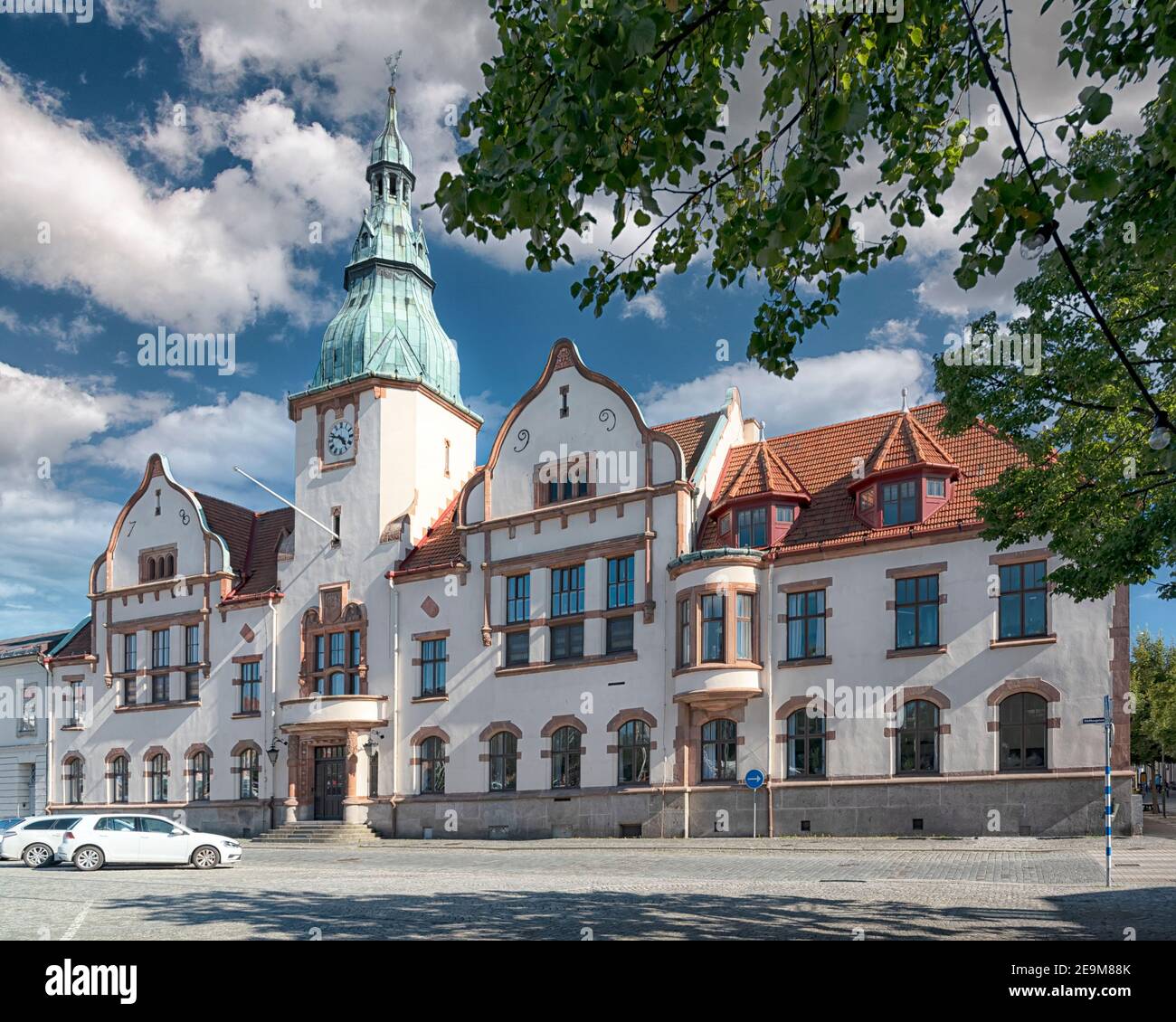 KARLSHAMN, SVEZIA - 01 AGOSTO 2020 il municipio che è stato costruito dal 1899 al 1900. L'edificio è stato progettato dall'architetto Lindberg in olandese rena Foto Stock