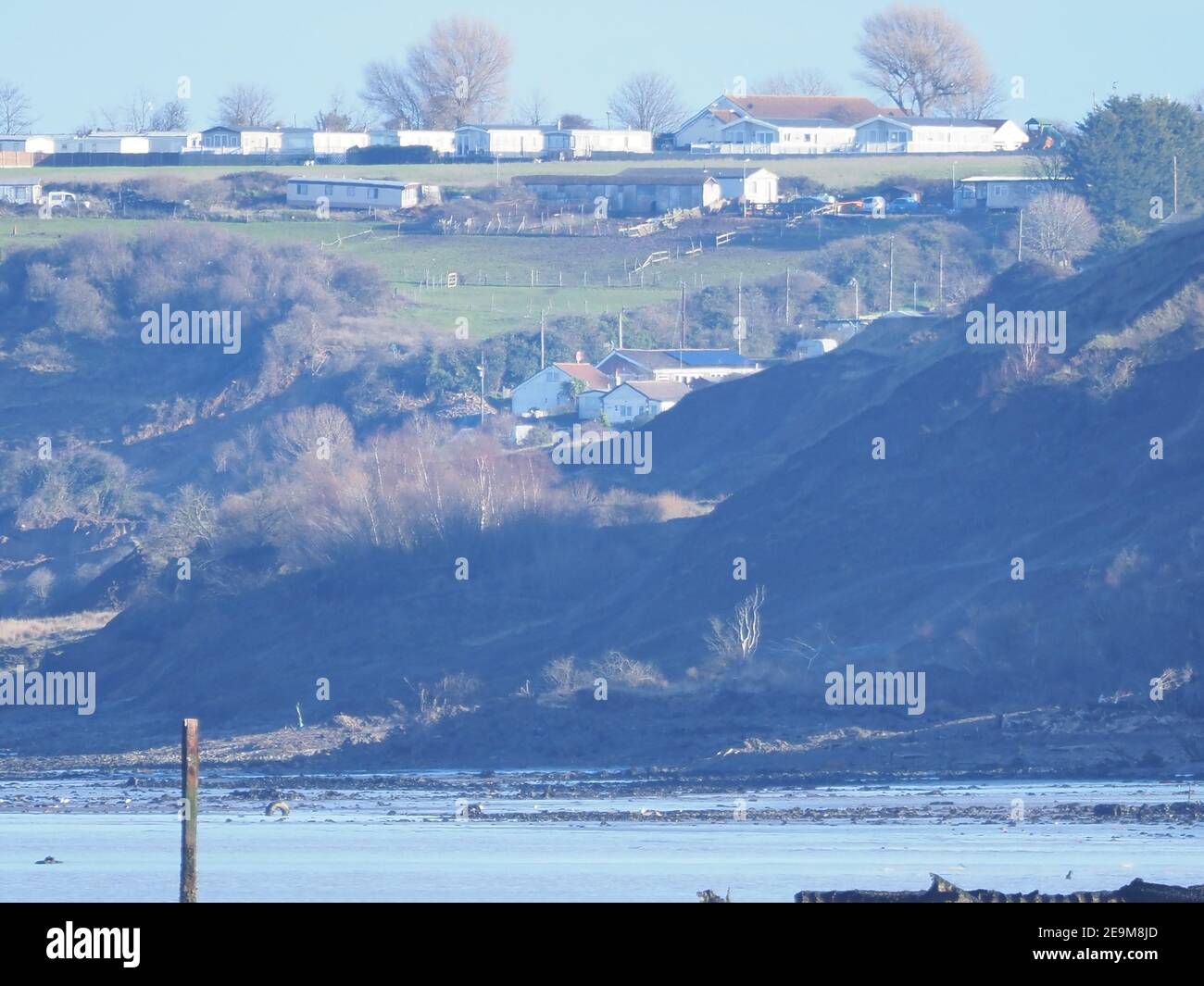 Minster on Sea, Kent, Regno Unito. 5 febbraio 2021. Una vista sulle scogliere di Sheppey. I residenti che vivono sul bordo della scogliera a Eastchurch Gap sono preoccupati le loro proprietà sono ad alto rischio di essere persi dopo settimane di pioggia pesante. Un tentativo da parte dei residenti di costellare le scogliere stesse con rovina è stato fermato da Swale Council per motivi ambientali. Il presidente del loro gruppo d'azione chiede ora al primo ministro di aiutarlo ad aver esaurito tutte le altre vie di intervento con le varie autorità. Credit: James Bell/Alamy Live News Foto Stock