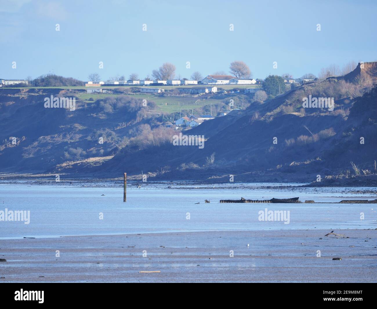 Minster on Sea, Kent, Regno Unito. 5 febbraio 2021. Una vista sulle scogliere di Sheppey. I residenti che vivono sul bordo della scogliera a Eastchurch Gap sono preoccupati le loro proprietà sono ad alto rischio di essere persi dopo settimane di pioggia pesante. Un tentativo da parte dei residenti di costellare le scogliere stesse con rovina è stato fermato da Swale Council per motivi ambientali. Il presidente del loro gruppo d'azione chiede ora al primo ministro di aiutarlo ad aver esaurito tutte le altre vie di intervento con le varie autorità. Credit: James Bell/Alamy Live News Foto Stock