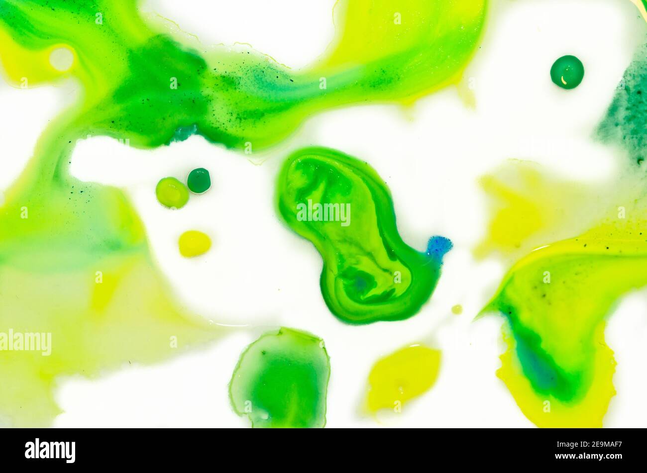 I colori acquarelli luminosi liquidi con olio generano strutture fluide e bolle in verde, blu, giallo, bianco e oro Foto Stock