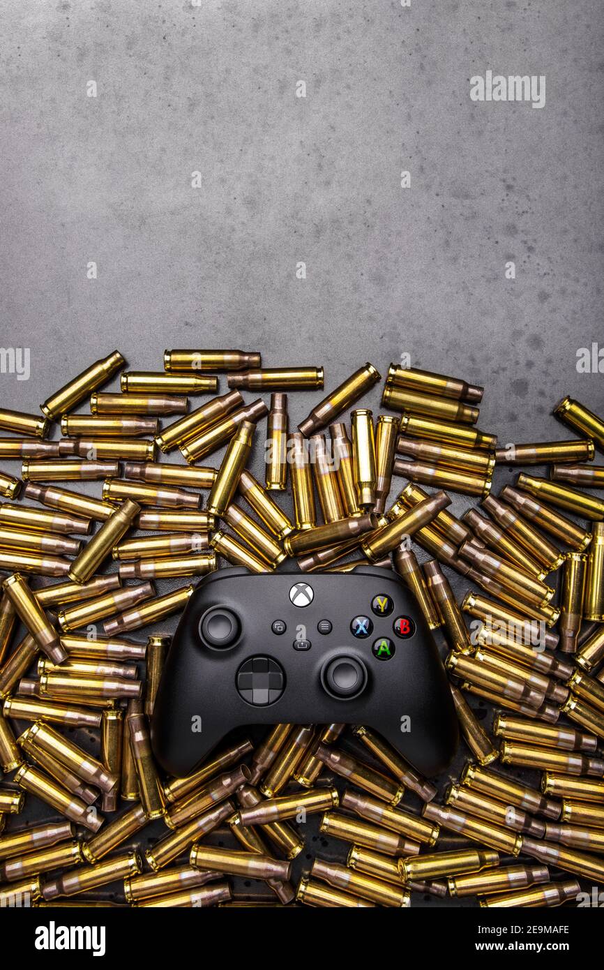 29 gennaio 2021, Odessa, Ucraina. . Un controller wireless Xbox nero. Compatibile con Xbox Series X|S, Xbox One sullo sfondo di una cartuccia vuota Foto Stock