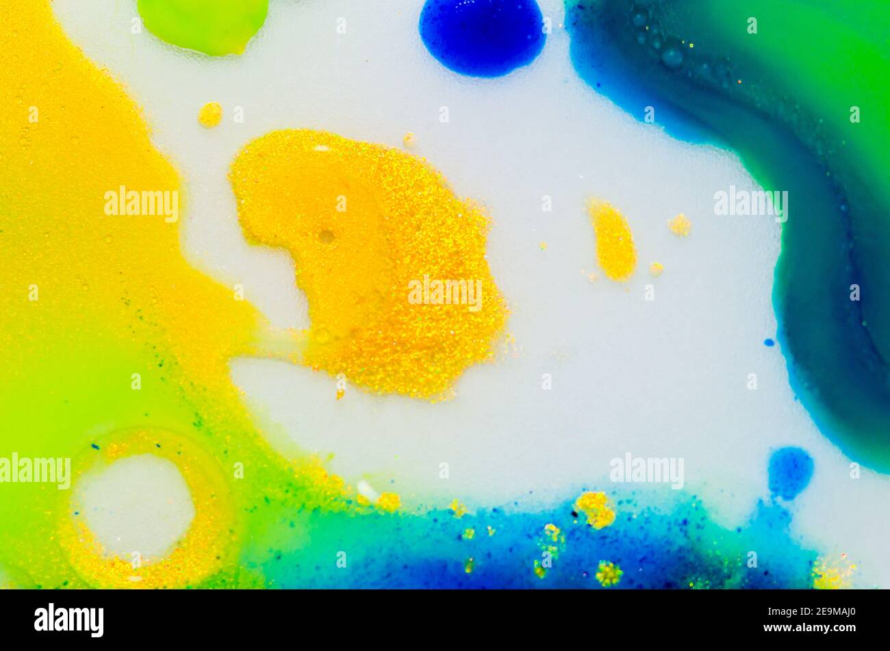 I colori acquarelli luminosi liquidi con olio generano strutture fluide e bolle in verde, blu, giallo, bianco e oro Foto Stock