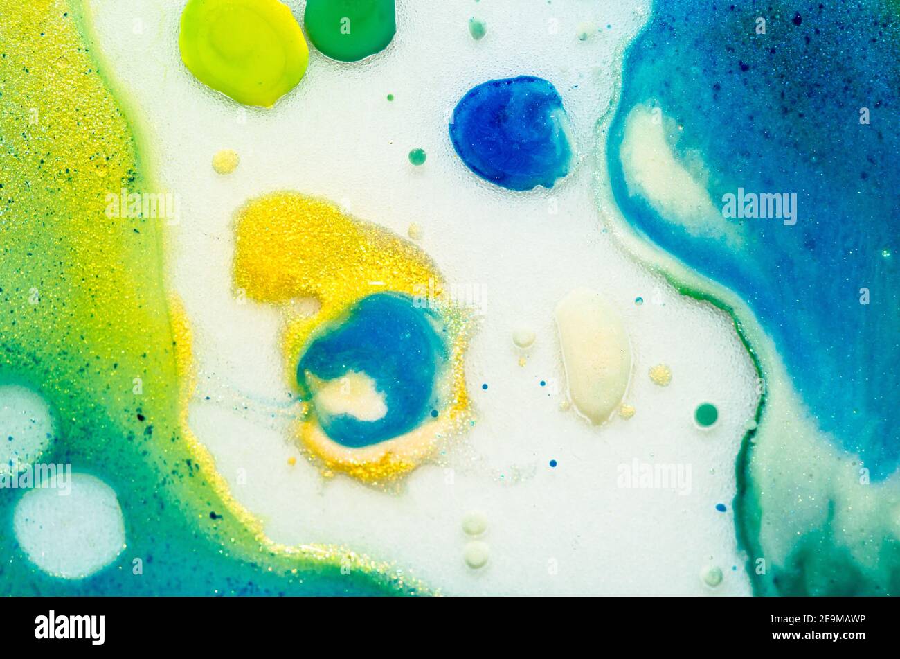 I colori acquarelli luminosi liquidi con olio generano strutture fluide e bolle in verde, blu, giallo, bianco e oro Foto Stock