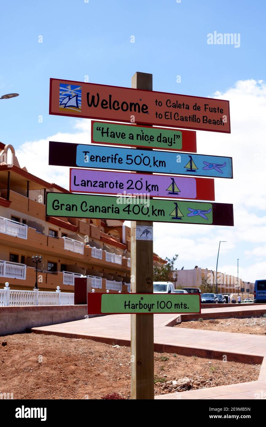 Segnali di benvenuto e distanza a Caleta de Fuste sulla Isola spagnola di  Fuerteventura Foto stock - Alamy