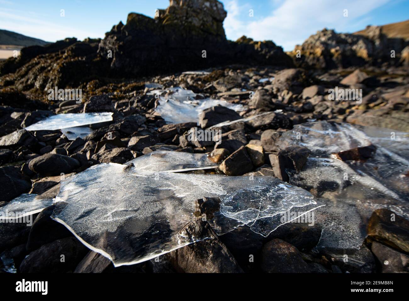 Acqua dolce ghiacciata sulla spiaggia/rocce. Foglio di ghiaccio Foto Stock