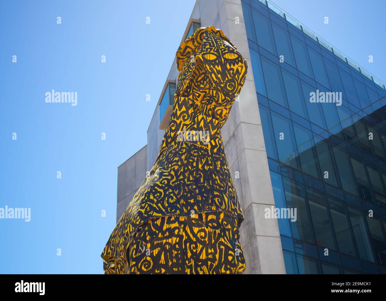 Waterfront - Città del Capo, Sud Africa - 03-02-2021 Grande scultura creativa gialla che si trova nel quartiere di Silo a Città del Capo. Foto Stock