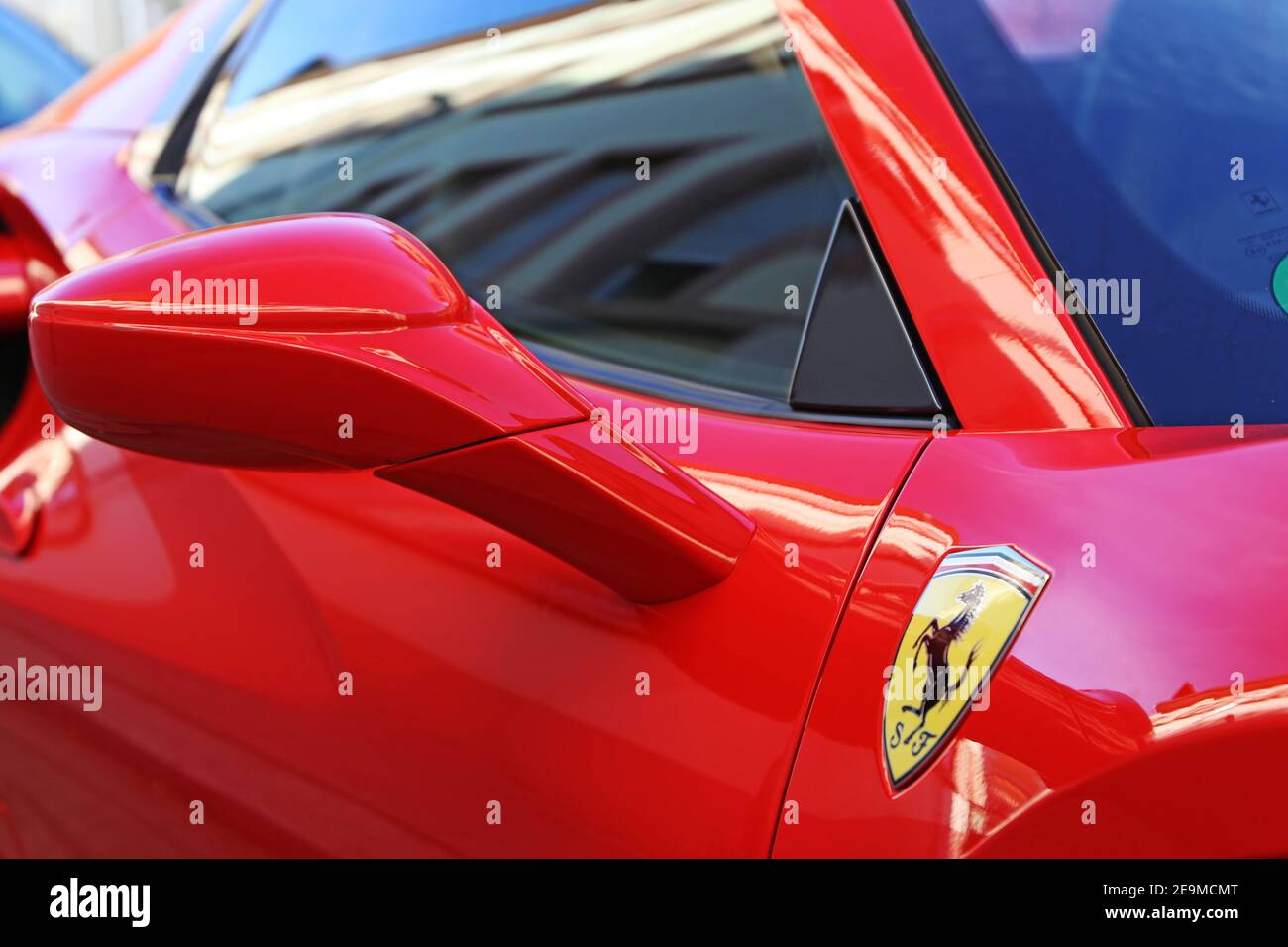 Logo Ferrari su una Ferrari rossa Foto Stock