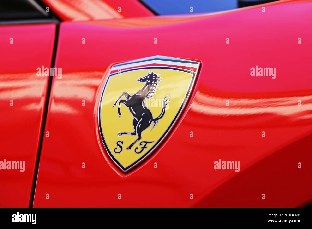 Logo Ferrari su una Ferrari rossa Foto Stock