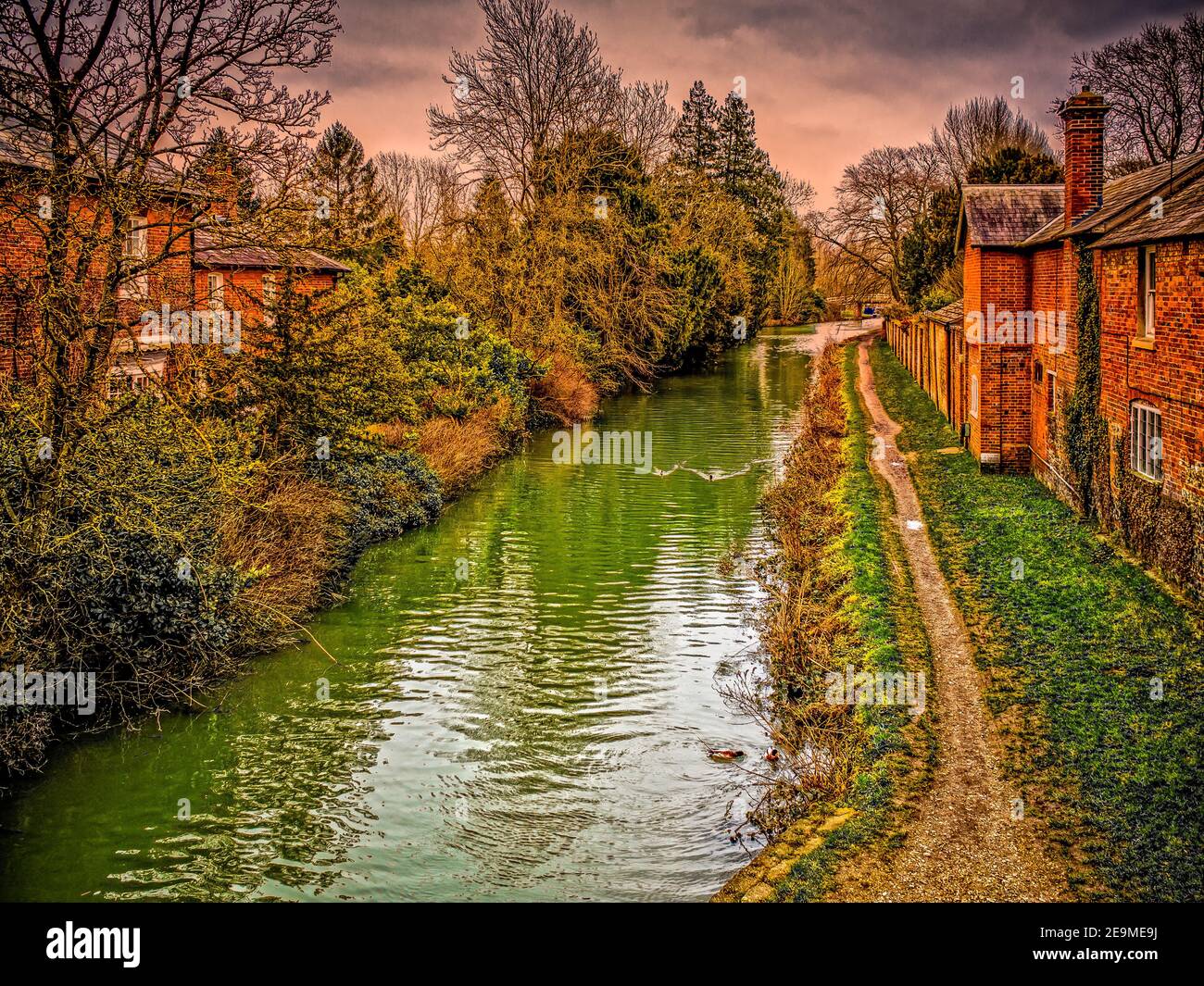 Una vista del Kennett e Avon Canal a Hungerford nel Berkshire, Inghilterra Foto Stock