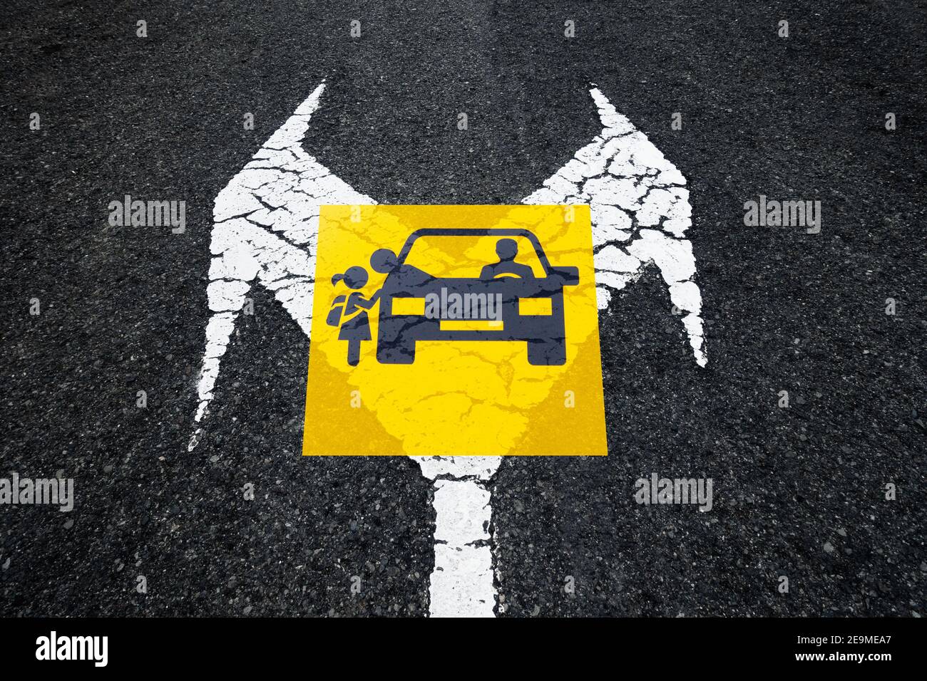 Auto, scuola veicolo, cartello di riaccompagnamento sulla strada. Ritorno a scuola, corsa a scuola..., concetto. Foto Stock