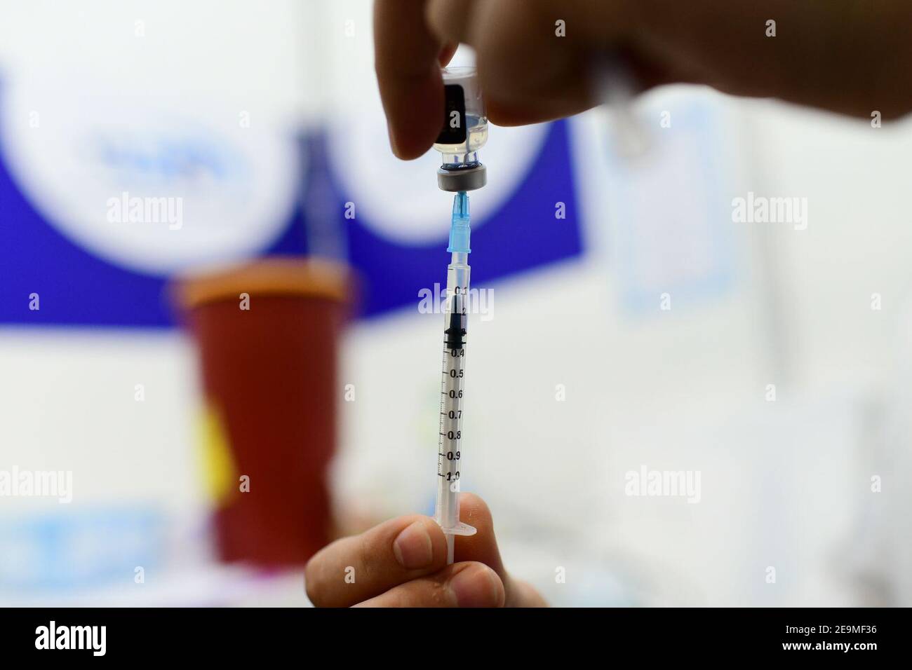 (210205) -- TEL AVIV, 5 febbraio 2021 (Xinhua) -- UN medico prepara il vaccino COVID-19 presso un centro di assistenza sanitaria a Tel Aviv, Israele, il 4 febbraio 2021. Il numero di persone vaccinate contro il COVID-19 in Israele ha superato i 3.34 milioni, ovvero il 35.9% della popolazione totale, dall'inizio della campagna di vaccinazione il 20 dicembre 2020. (Tomer Neuberg/JINI via Xinhua) Foto Stock