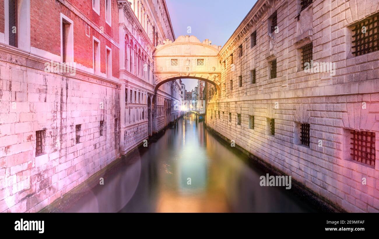 Famosa immagine, Ponte dei Sospiri a Venezia, all'alba, con colori meravigliosi, in Veneto, Italia Foto Stock