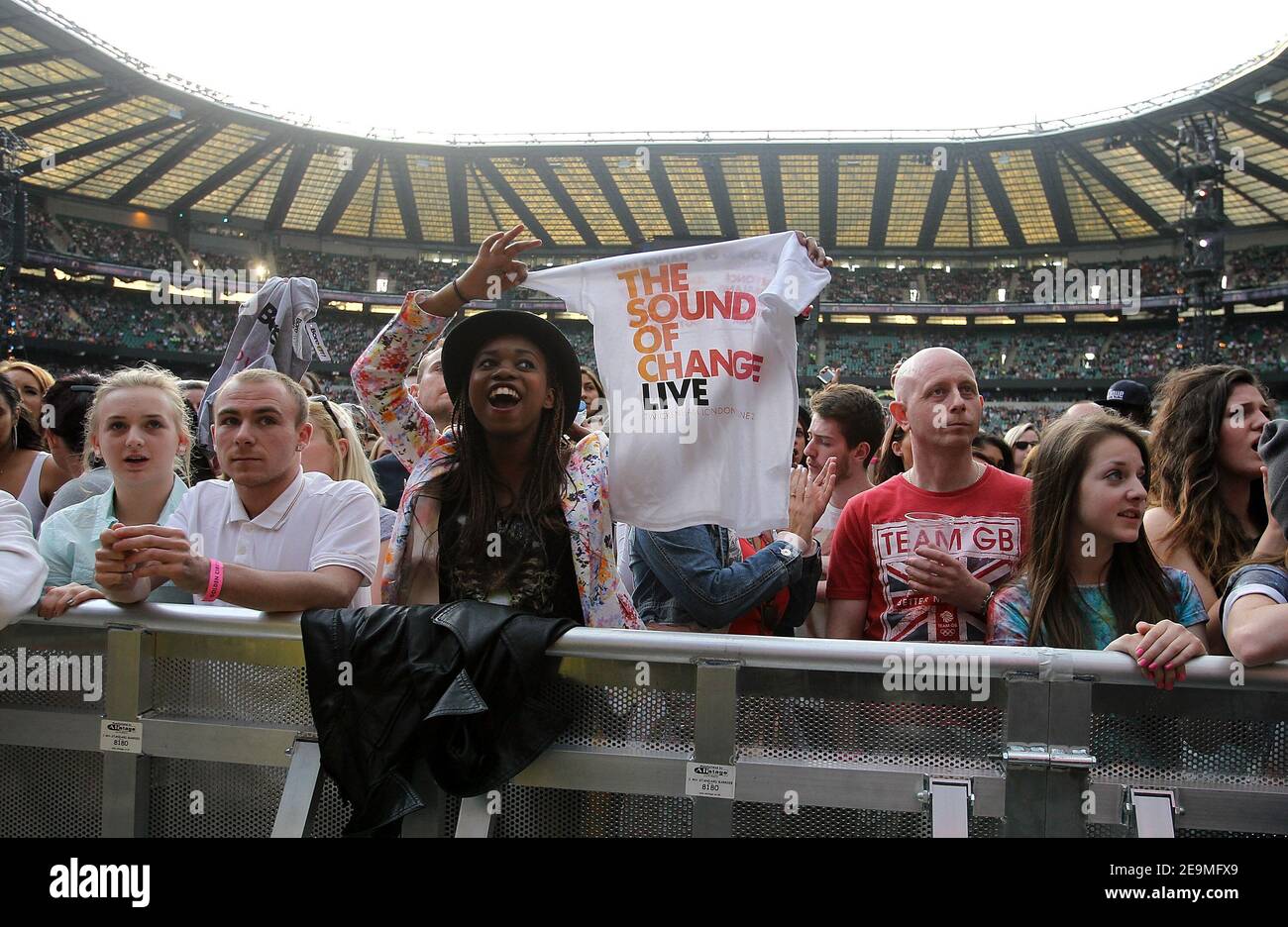 Twickenham, Regno Unito. 1st giugno 2013. Crown, tifosi, tenendo la T' Shirt durante il concerto dal vivo Sound of Change al Chime for Change al Twickenham Stadium di Twickenham. Credit: S.M./Alamy CREDIT: S.M./Alamy Foto Stock