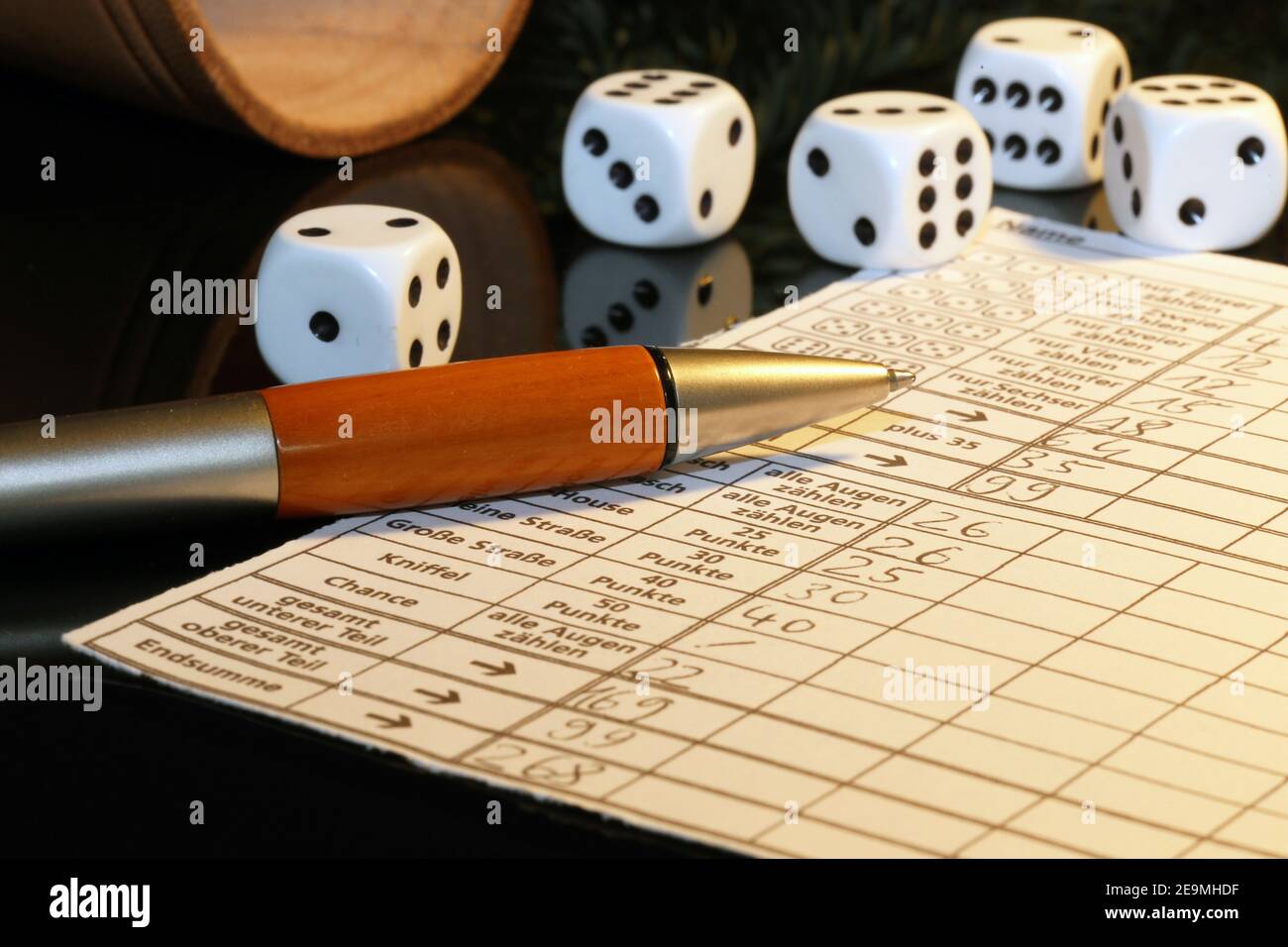 Immagine simbolo: Immagine simbolo: Primo piano di un gioco di Yahtzee Foto Stock