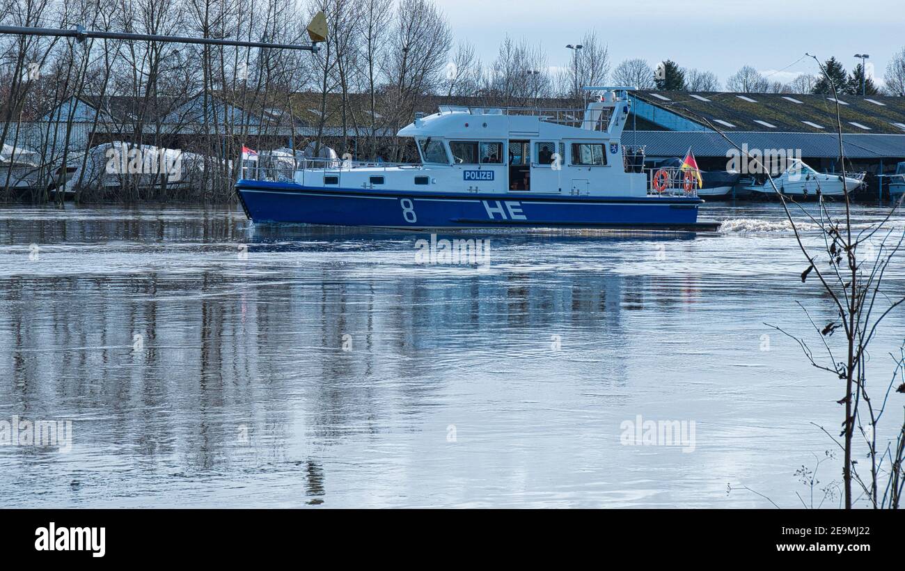 Nave di polizia del porto di Magonza (Germania) polizia pattugliò il fiume meno durante le inondazioni nel febbraio 2021 Foto Stock
