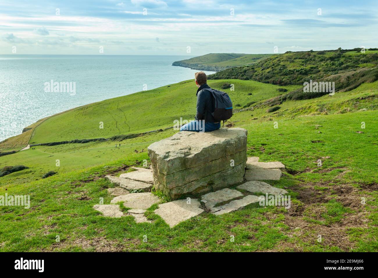 Uomo che guarda fuori lungo il percorso costiero sud-ovest presso la sporgenza da ballo, Dorset Foto Stock