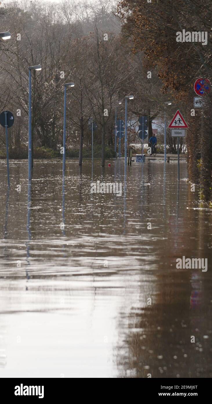 Il parco sul fiume meno a Mainz-Kastel è inondato da inondazioni Foto Stock