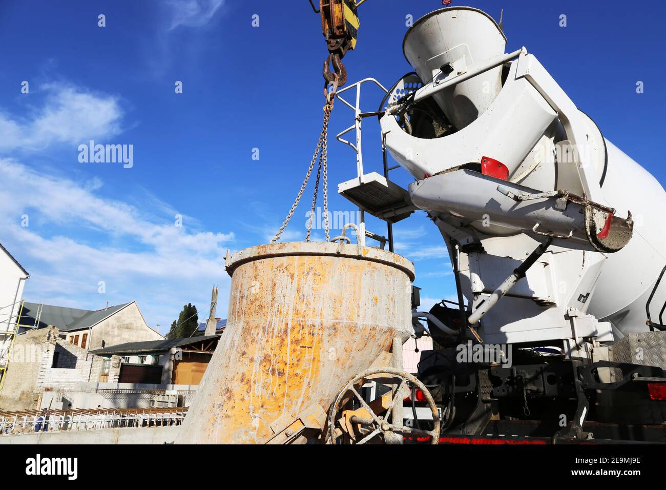 La betoniera per autocarri fornisce calcestruzzo fresco al cantiere Foto Stock