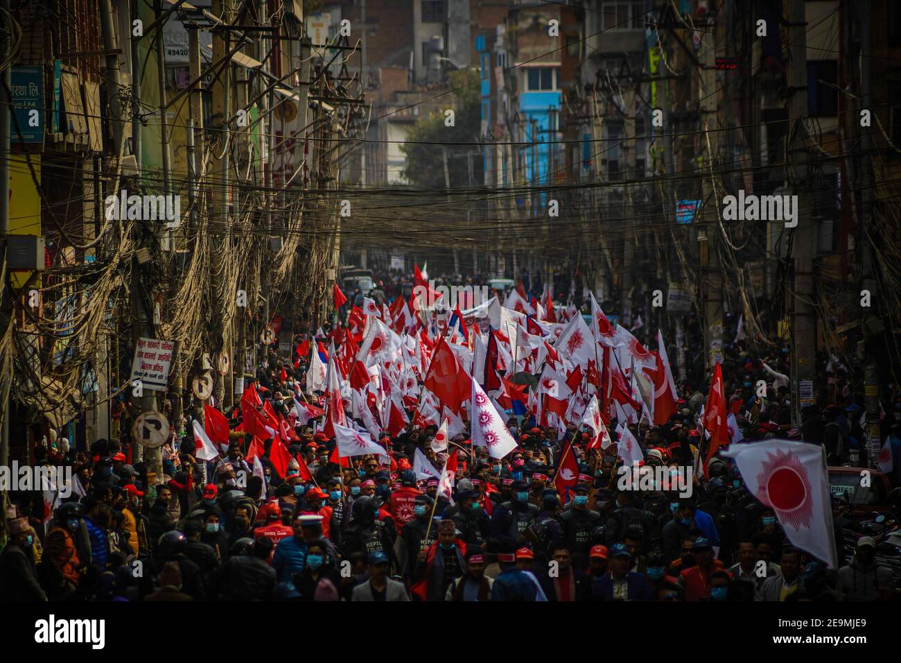 I sostenitori del partito comunista nepalese (NCP) ascoltano i discorsi durante una manifestazione pro-governo a sostegno del primo ministro KP Sharma oli. Foto Stock