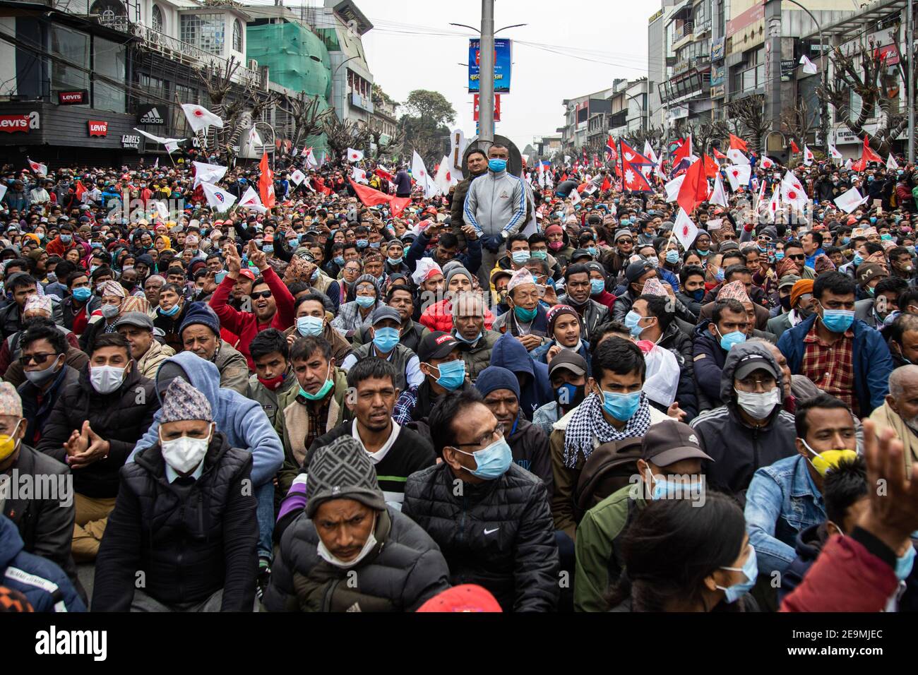 I sostenitori del partito comunista nepalese (NCP) ascoltano i discorsi durante una manifestazione pro-governo a sostegno del primo ministro KP Sharma oli. Foto Stock