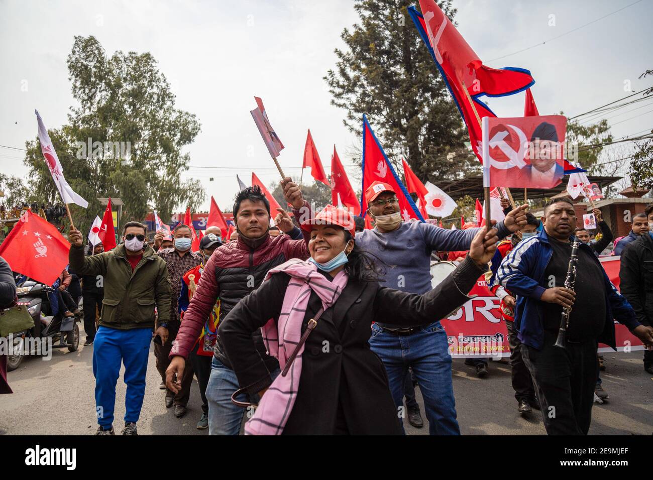 I sostenitori del partito comunista nepalese (NCP) sventolano bandiere durante un raduno pro-governo a sostegno del primo ministro KP Sharma oli. Foto Stock