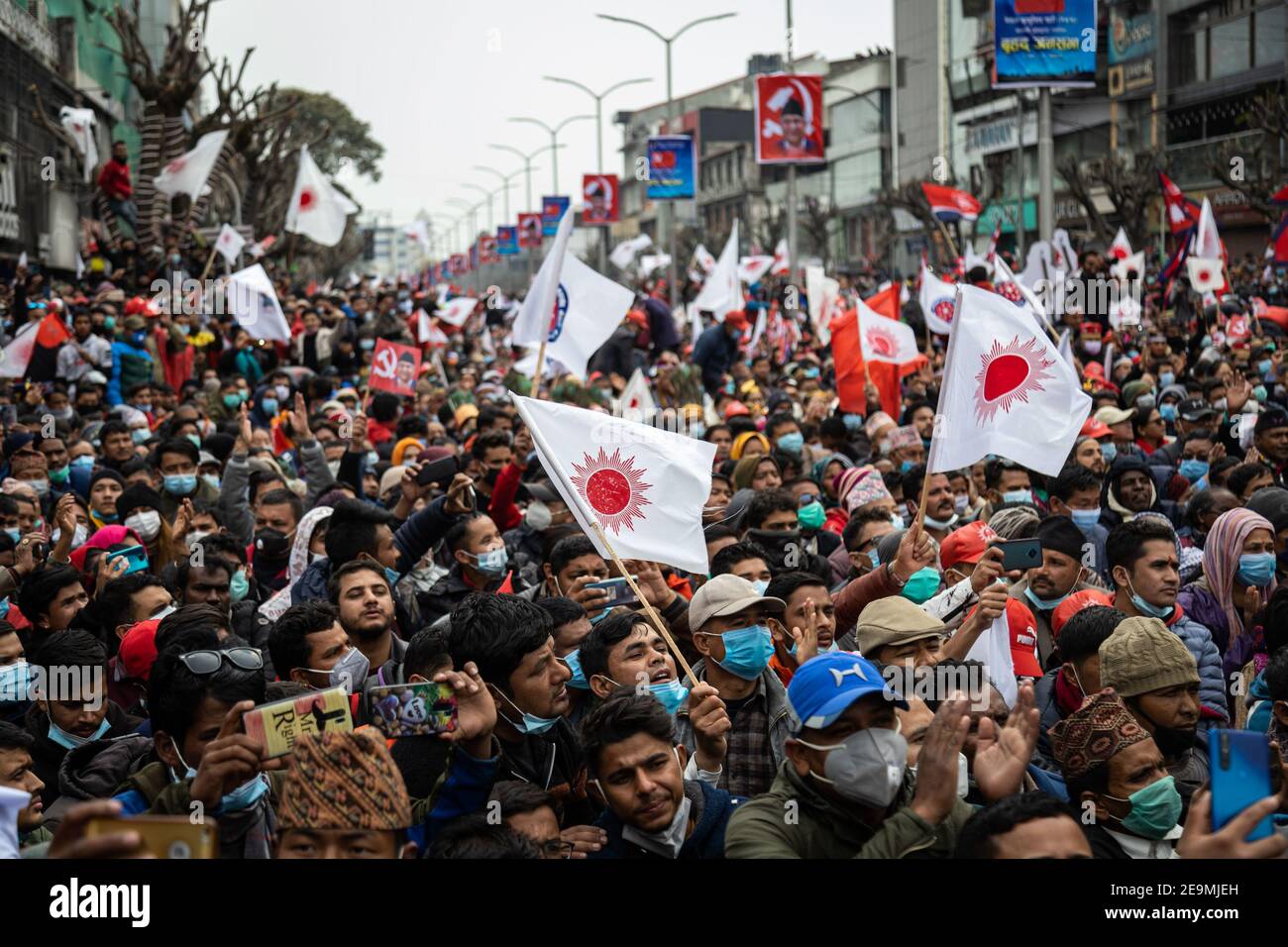 I sostenitori del partito comunista nepalese (NCP) ascoltano i discorsi durante una manifestazione pro-governo a sostegno del primo ministro KP Sharma oli. Foto Stock