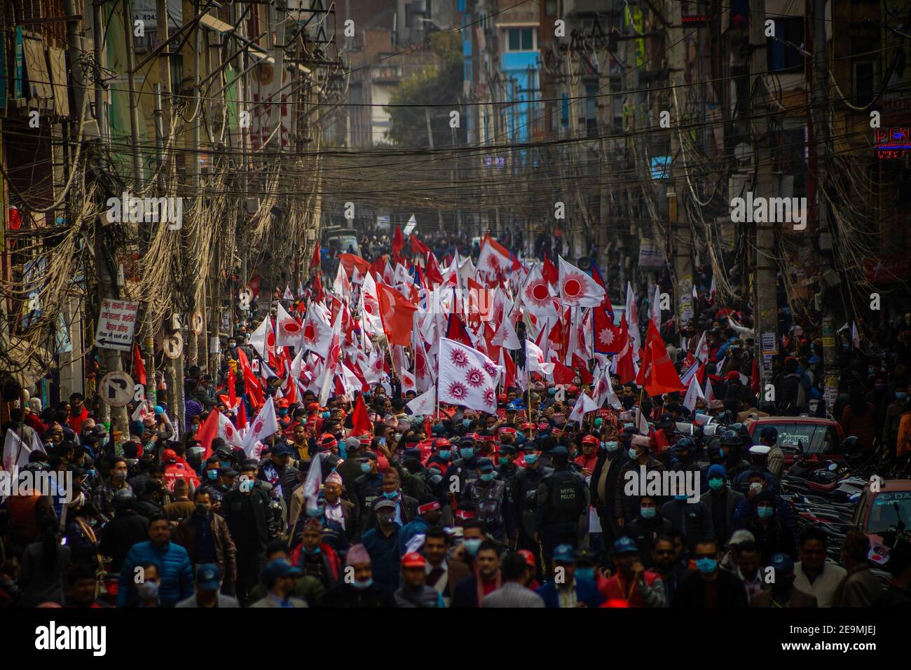 I sostenitori del partito comunista nepalese (NCP) ascoltano i discorsi durante una manifestazione pro-governo a sostegno del primo ministro KP Sharma oli. Foto Stock