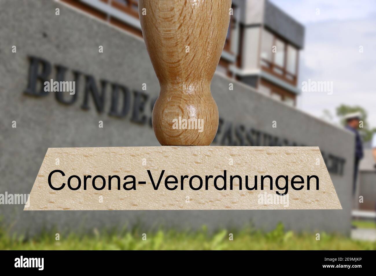 Immagine simbolo denuncia costituzionale contro ordinanze corona: In primo piano un francobollo, sullo sfondo la Corte costituzionale federale (Bundes Foto Stock