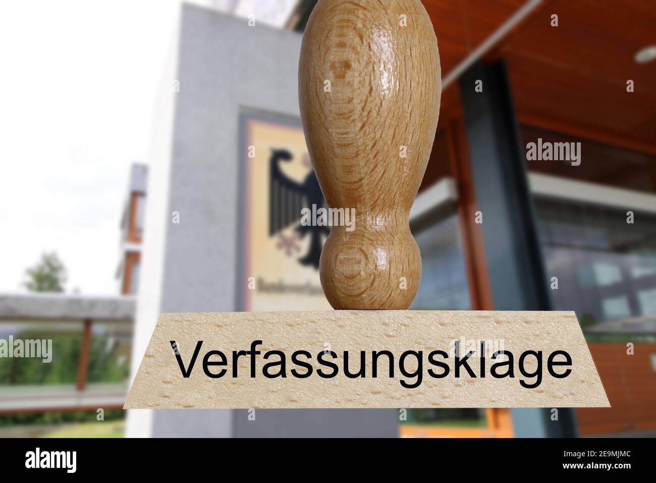 Immagine simbolo di una denuncia costituzionale: In primo piano un francobollo, sullo sfondo la Corte costituzionale federale di Karlsruhe Foto Stock