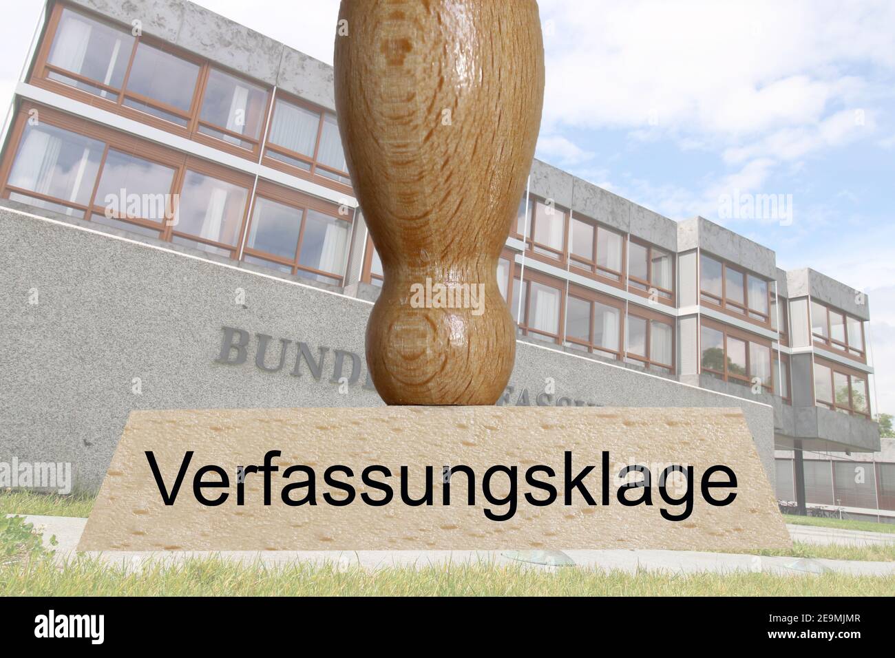 Immagine simbolo di una denuncia costituzionale: In primo piano un francobollo, sullo sfondo la Corte costituzionale federale di Karlsruhe Foto Stock