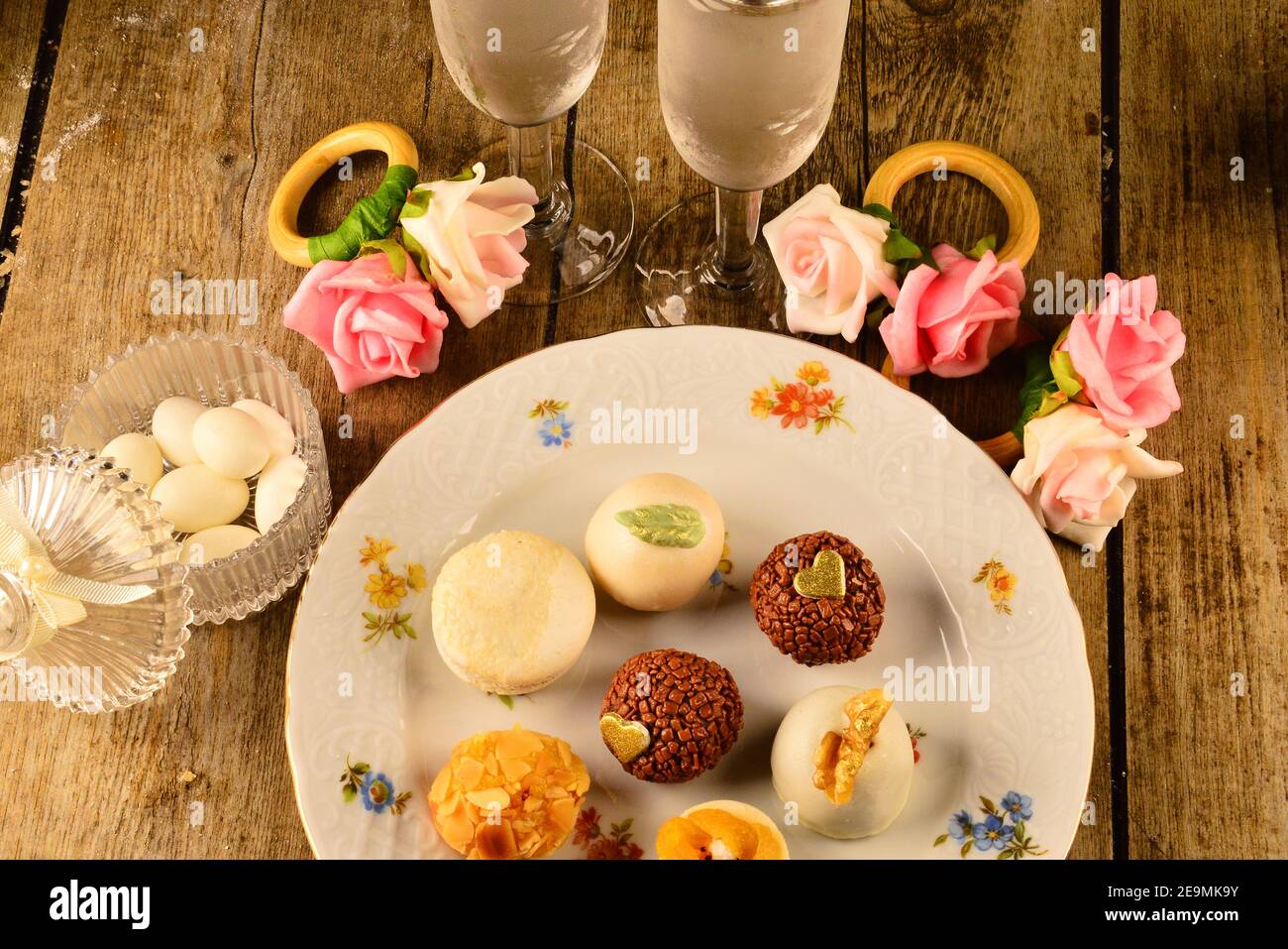 Dolci e champagne per una festa di nozze Foto Stock