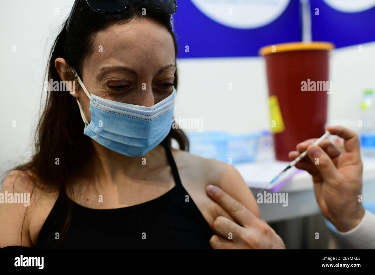 (210205) -- TEL AVIV, 5 febbraio 2021 (Xinhua) -- una donna israeliana riceve il vaccino COVID-19 presso un centro di assistenza sanitaria a Tel Aviv, Israele, il 4 febbraio 2021. Il numero di persone vaccinate contro il COVID-19 in Israele ha superato i 3.34 milioni, ovvero il 35.9% della popolazione totale, dall'inizio della campagna di vaccinazione il 20 dicembre 2020. (Tomer Neuberg/JINI via Xinhua) Foto Stock