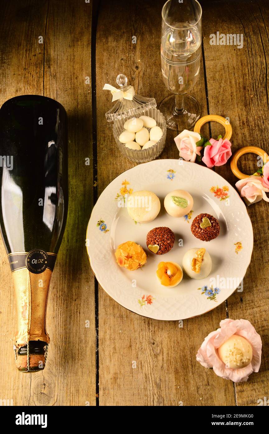 Dolci e champagne per una festa di nozze Foto Stock