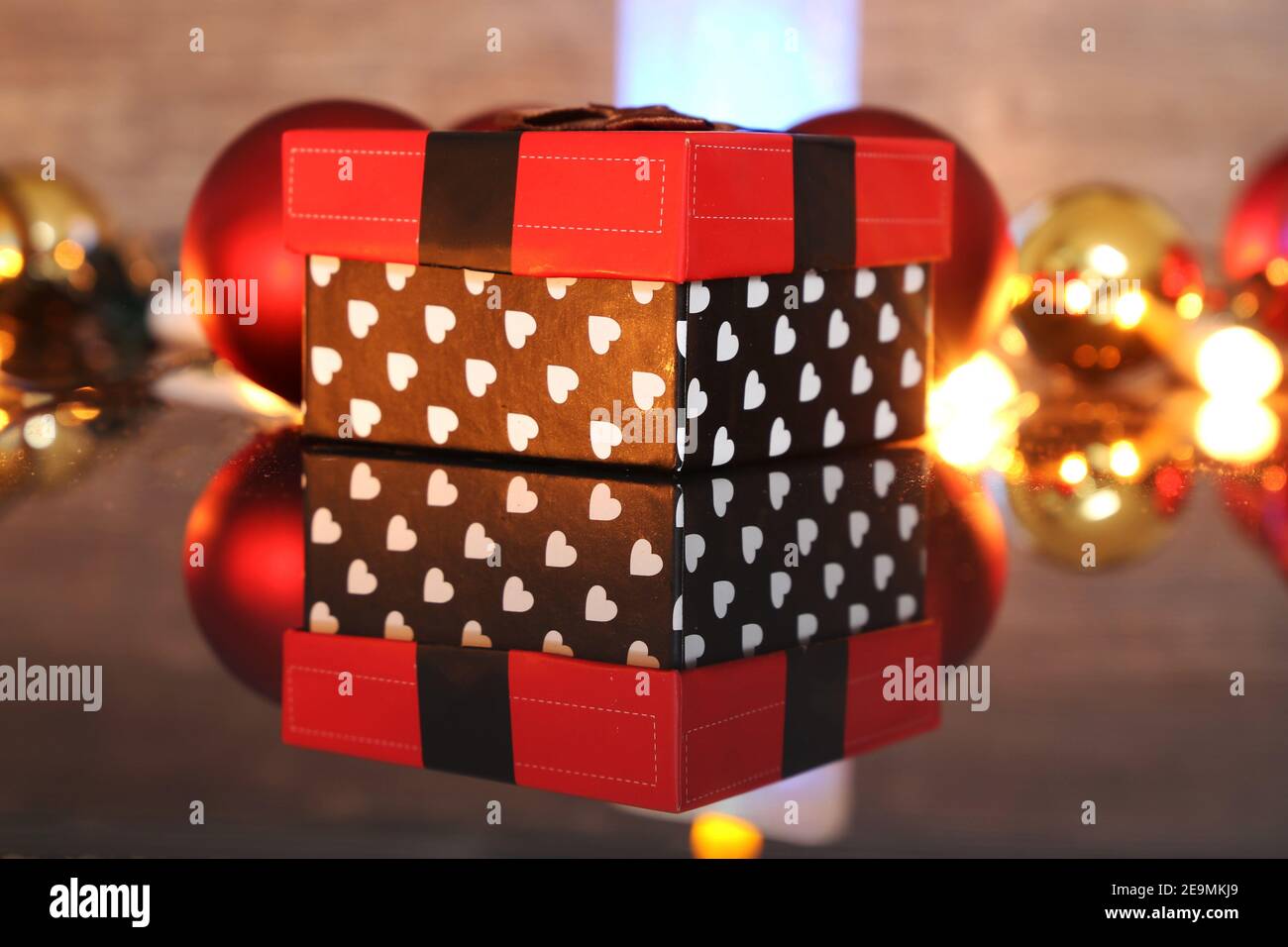 Regalo di Natale su sfondo luminoso Foto Stock